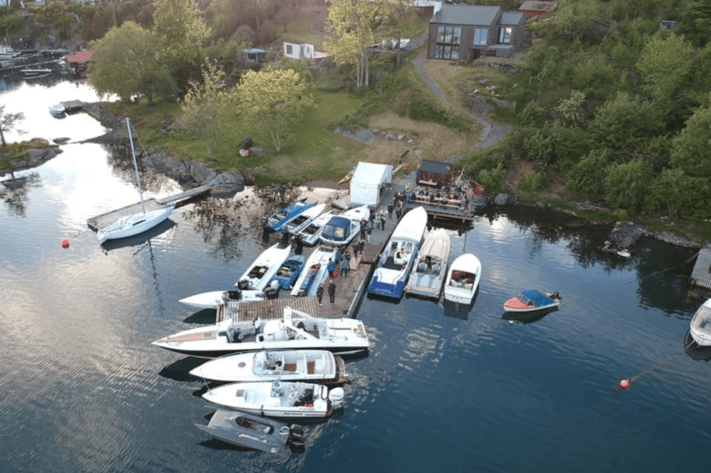 bilde av mange racebåter til kai.