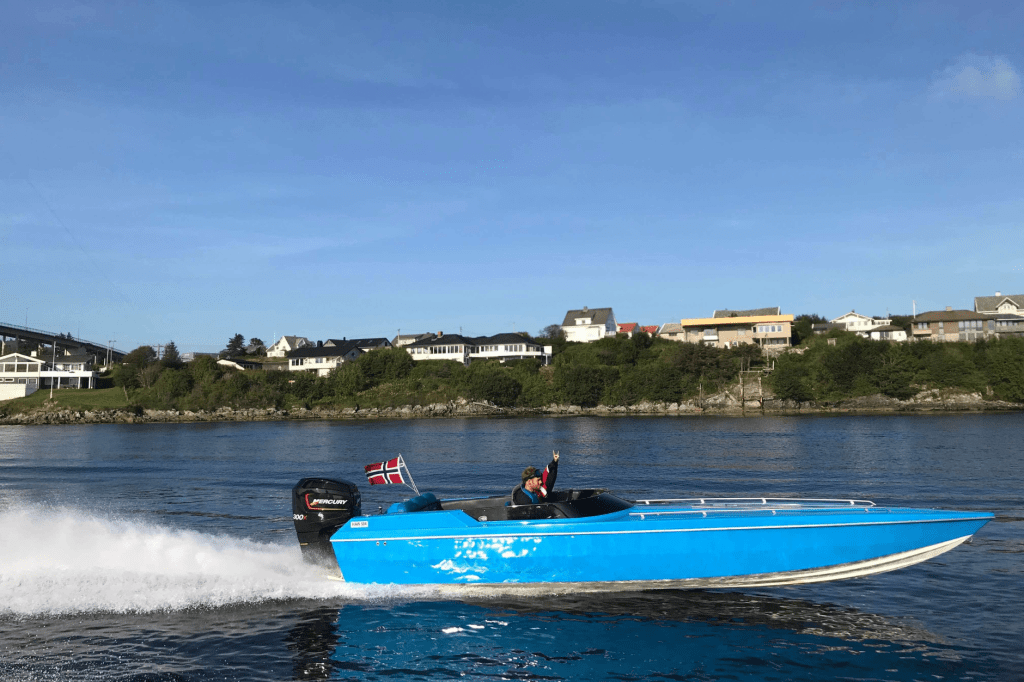 blå båt i høy fart på havet haugaland båtsporttklubb